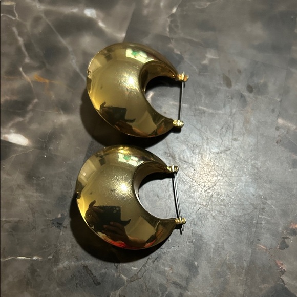 Gold Tone Chunky Hoop Earrings Unsigned! - Picture 8 of 16